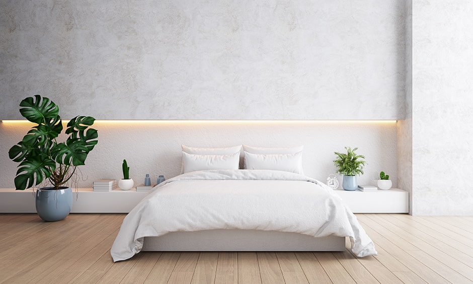 Phòng ngủ chỉ với giường, bàn nhỏ, và ánh sáng tự nhiên tạo cảm giác thư giãn.