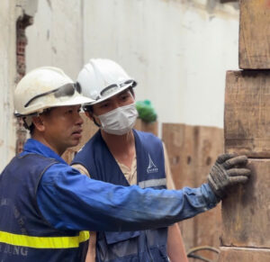 Kỹ sư giám sát đối chiếu bản vẽ với hiện trạng thi công.
