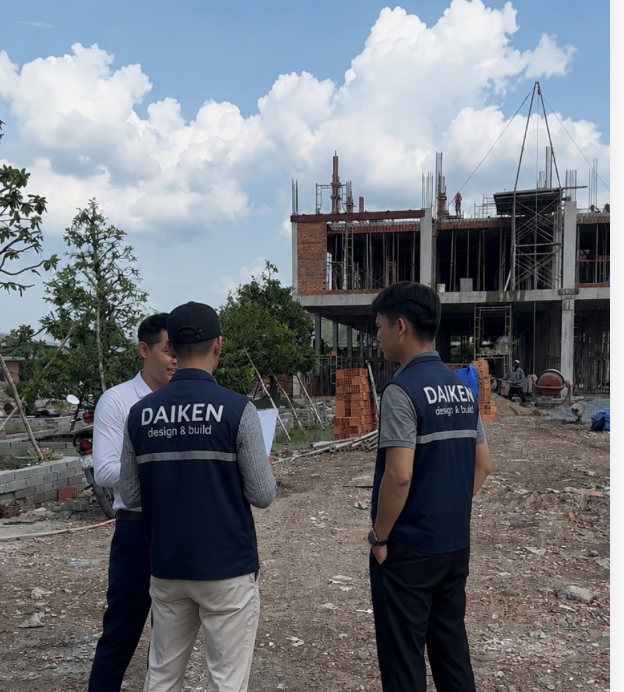  Kiến trúc sư, kỹ sư và chủ đầu tư trao đổi bản vẽ tại công trình.