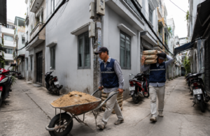 Công nhân xây nhà trong hẻm nhỏ.