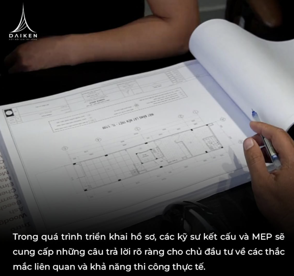 Kỹ sư kiểm tra hiện trạng công trình trước khi hoàn công